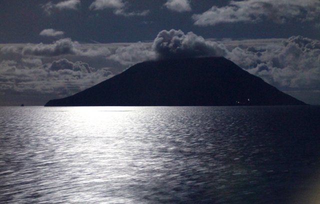 302_stromboli illuminato dalla luna_tema libero